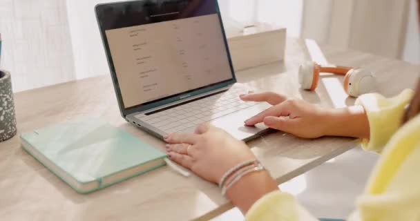 Fechar Mãos Mulher Com Laptop Funcionário Planejamento Para Novo Projeto — Vídeo de Stock
