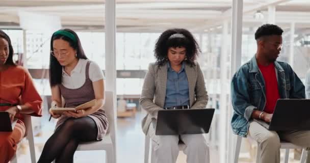 面接を待っている男性と女性の従業員グループとノートパソコン コワーキングスペース オフィスの列に座っている男性と女性の候補者へのフィードバック 電子メール レビュー — ストック動画