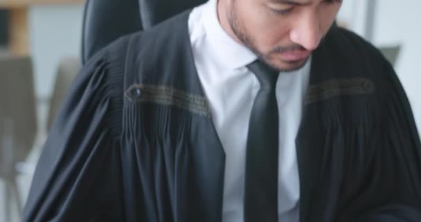 Muslim Právník Čtenář Knih Úřadu Pro Soudní Správu Právní Poradenství — Stock video