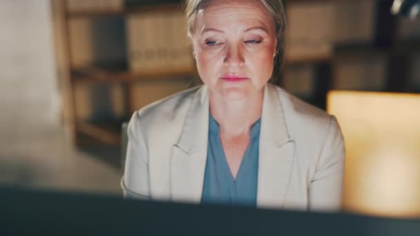 シニア女性 コンピュータデータの読み取りと技術に取り組む深刻な従業員 デジタルビジネス計画と暗闇の中でオフィスでデザインコンテンツ管理作業を行う女性の焦点 — ストック動画