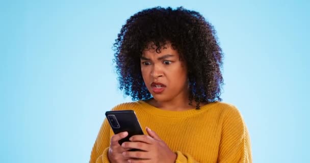 智能手机和黑人女人大喊 压力和社交媒体与女孩与蓝色工作室背景 非裔美国女性 喜怒无常的女士和手机与连接 心烦意乱和尖叫 — 图库视频影像