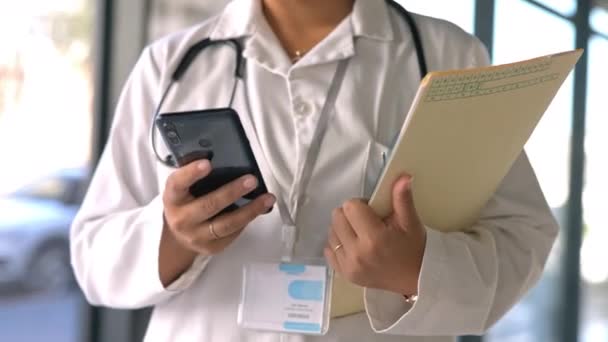 Frau Arzt Und Anruf Krankenhaus Für Folder Mit Klinischen Testergebnissen — Stockvideo
