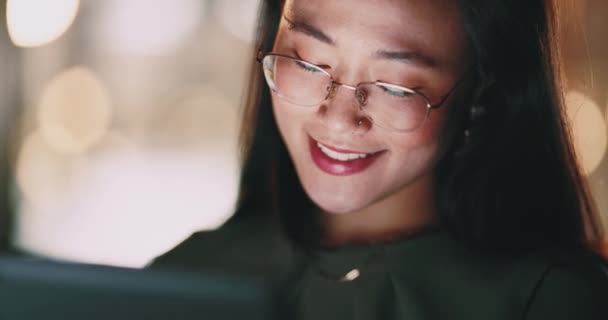 Business Woman Face Tablet Night Office Digital Marketing Ideas Advertising — Stock Video