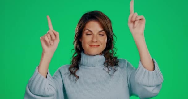 Visage Pointage Femme Avec Sourire Publicité Développement Marque Sur Fond — Video