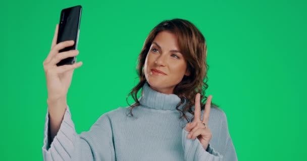 Kadın Yeşil Bir Stüdyoda Selfie Vlog Profil Fotoğrafı Için Barış — Stok video