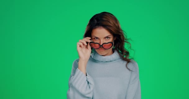 Coole Grüne Leinwand Und Das Porträt Einer Frau Mit Sonnenbrille — Stockvideo