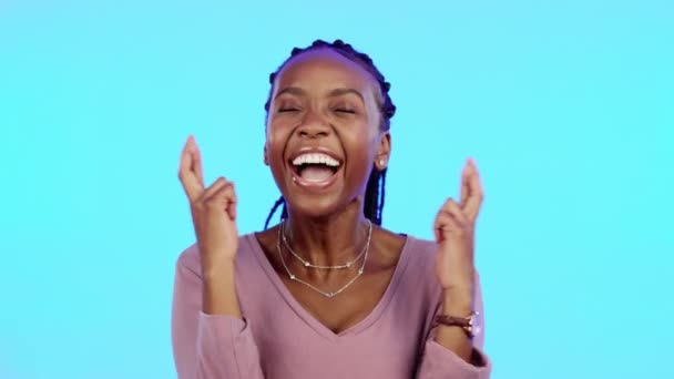 Face Fingers Crossed Black Woman Smile Hope Motivation Lady Blue — Stock Video