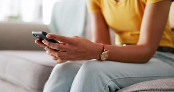 Smartphone Der Hand Frau Blättert Sozialen Medien Und Kommunikation Tippt — Stockvideo