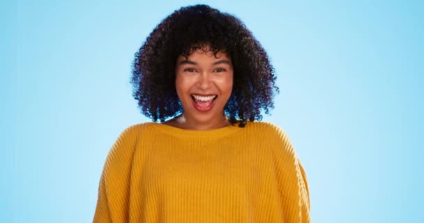 快乐的黑人女性 在工作室里的脸和美 蓝色背景的时尚 微笑和健康 年轻的一代学生 肖像画 喜欢黄色的衣服 卷曲的头发 背景自信 — 图库视频影像