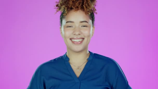 Mutlu Gülümse Zenci Kadının Yüzü Stüdyoda Pozitif Kendinden Emin Güçlü — Stok video