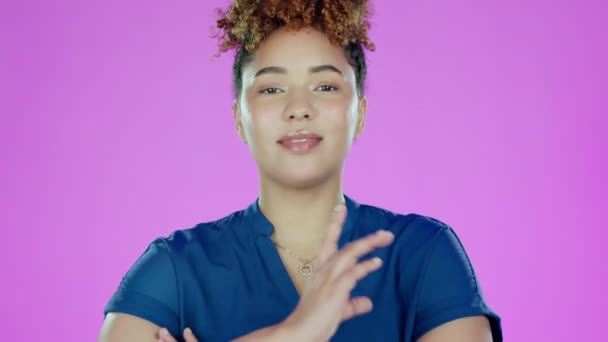 Mujer Negra Rostro Sonrisa Joven Con Los Brazos Cruzados Estudio — Vídeos de Stock