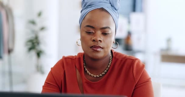 Концентрация Бизнес Ноутбук Черной Женщиной Офисе Дизайнера Моды Электронной Коммерции — стоковое видео