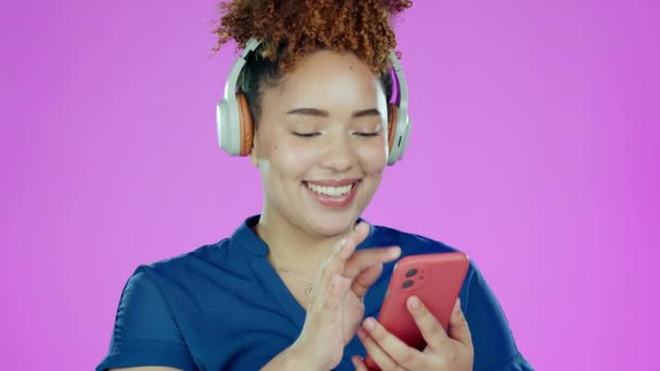 音乐和黑人妇女与耳机跳舞工作室放松 冷却和快乐的智能手机 在紫色背景上的时尚 舞蹈和女孩的脸听着音轨 流淌着音频和广播 — 图库视频影像