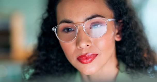 Reflectie Bril Computer Met Zwarte Vrouw Het Kantoor Nachts Voor — Stockvideo