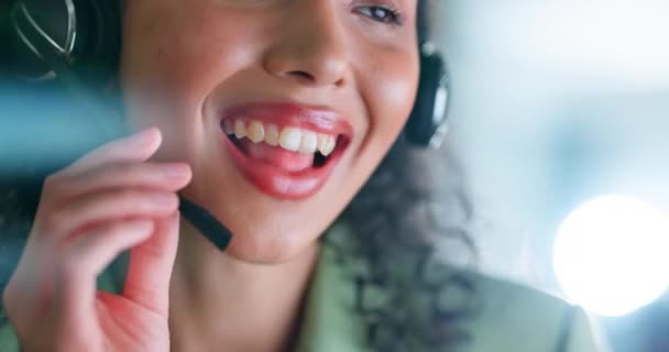 コンサルティング コールセンター 顧客サービス 技術サポートやホットラインのためのオフィスで黒の女性と夜 Crmまたは残業のために話す従業員との連絡 コミュニケーション アドバイス — ストック動画