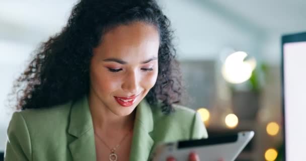 Tablet Concentratie Zoeken Met Zwarte Vrouw Het Kantoor Nachts Voor — Stockvideo