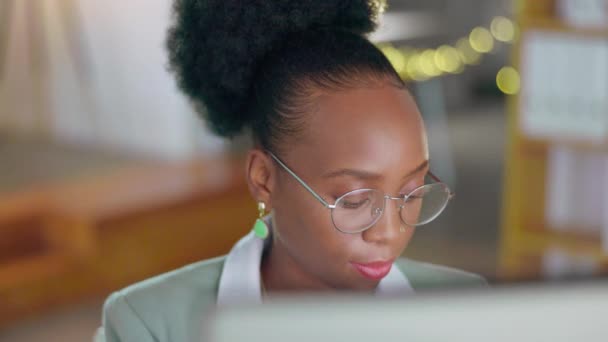 オンライン文書やレポートに取り組んでラップトップ上の黒の女性の眼鏡 ビジネスや顔 インターネットのためのコンピュータ上で入力する企業 女性労働者 — ストック動画
