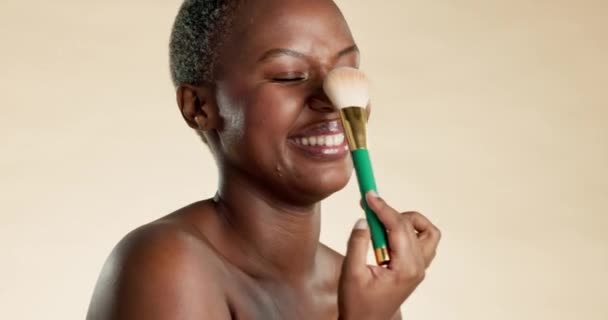 Femme Noire Visage Brosse Pour Maquillage Les Cosmétiques Rire Avec — Video