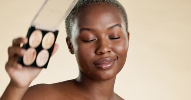 Mulher Negra Rosto Paleta Maquiagem Beleza Com Sombra Fundação Produto — Vídeo de Stock