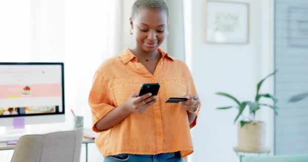 クレジットカードおよび黒い女性は支払のためのリビングルームのソファでオンラインショッピング Fintech 電子銀行 ウェブ購入またはインターネット購入のための携帯電話のスマートフォンを持つEコマースと幸せな女性 — ストック動画