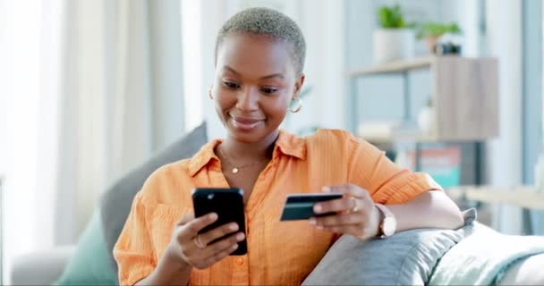 Wanita Kulit Hitam Kartu Kredit Dan Telepon Untuk Belanja Online — Stok Video