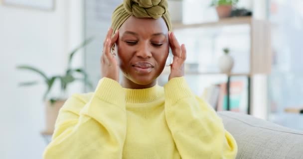 Stress Hoofdpijn Zwarte Vrouw Met Migraine Thuis Vermoeidheid Ziek Huis — Stockvideo