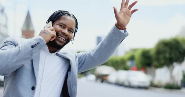 Fekete Férfi Telefon Jel Utazáshoz Városi Utcában Integetve Közlekedés Taxi — Stock videók