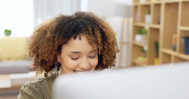オンライン学生の笑顔 コンピュータと自宅でデジタル学習を行う際のゲンZ人のE学習 大学のアプリでコピーライティングコースのWeb検索を行う教育ビデオの視聴 幸せと女性 — ストック動画