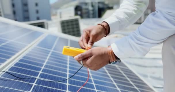 Tecnico Mani Multimetro Testare Pannelli Solari Energia Ispezione Energia Rinnovabile — Video Stock
