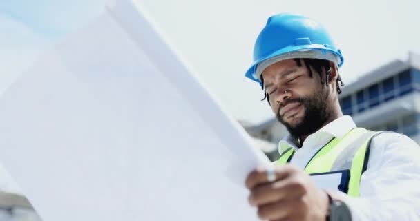 Fekete Férfi Építész Tervrajz Városban Tervezéshez Építkezéshez Vagy Építkezéshez Biztonsági — Stock videók