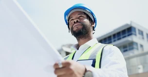 Homem Negro Arquiteto Planta Desacordo Para Detalhes Arquitetônicos Construção Construção — Vídeo de Stock