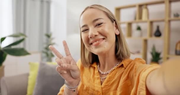 Selfie Haus Und Gesicht Einer Jungen Frau Auf Einem Wohnzimmersofa — Stockvideo
