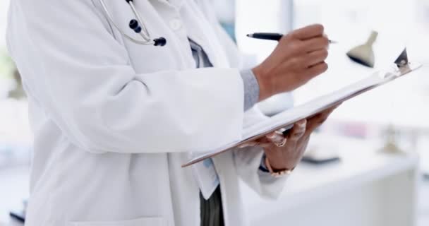 Médico Mãos Prancheta Escrevendo Prescrição Diagnóstico Resultados Médicos Hospital Formulário — Vídeo de Stock
