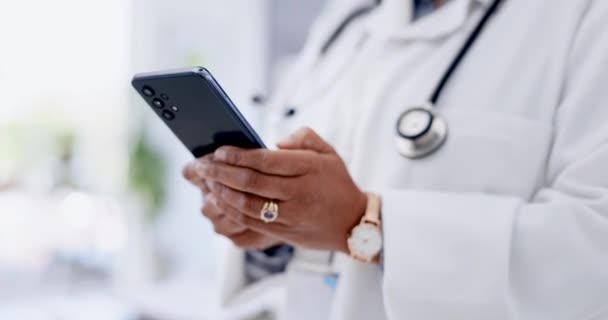 妇女和手持电话在医院进行医疗保健研究 浏览或放大 智能手机应用打字 发短信或网上寻找人寿保险的女性医疗专业人员的手 — 图库视频影像