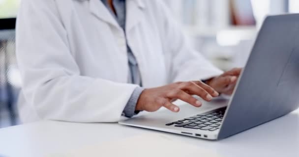 Senior Mulher Médico Dor Pescoço Laptop Que Sofre Lesão Burnout — Vídeo de Stock