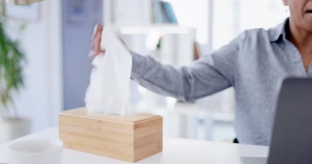 Nemocné Tkáně Ženy Kýchající Kanceláři Chřipkou Rýmou Nebo Alergií Při — Stock video