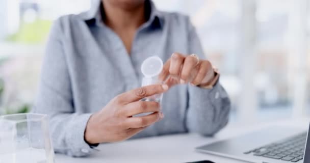 Femme Âgée Pilules Eau Potable Bureau Pour Prescription Soins Santé — Video