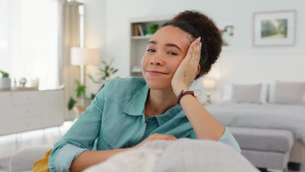 Mulher Negra Cara Relaxar Com Casa Sucesso Sorriso Felicidade Apartamento — Vídeo de Stock