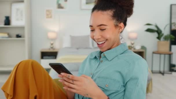 スマートフォン リラックスして 女性が自宅のオフィスで入力するノートパソコンは ブログのための電子メールやインターネットの研究を書く フリーランサー インフルエンサー 笑顔のネットワーキングやサーフィンのソーシャルメディアを持つ幸せな女性 — ストック動画