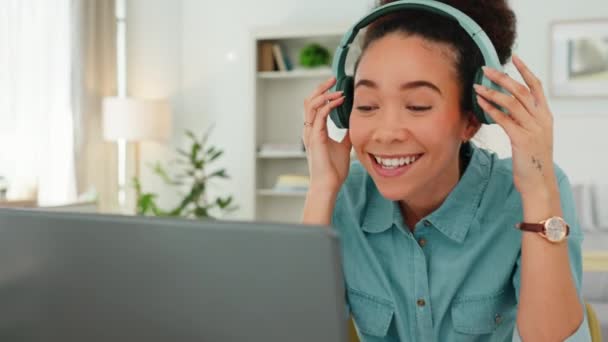 オンラインで働く自宅のオフィスでの女性のビデオ通話 ヘッドフォンやノートパソコン 仮想通信やウェブサイト管理のキャリアのための書き込み マーケティングの仕事のためのズームコール 技術と労働者の入力 — ストック動画