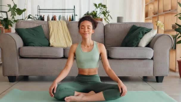 Yoga Zen Und Frau Auf Dem Wohnzimmerboden Zum Entspannen Atmen — Stockvideo