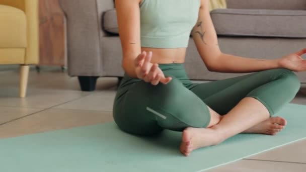 Yoga Lotus Och Svart Kvinna Sitt Hem Med Meditation För — Stockvideo