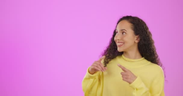 快乐和一个女人的肖像指向孤立在粉红的背景在工作室 模仿和推销女孩 在供推荐的地方做广告或演示 — 图库视频影像