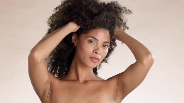 Beleza Cabelo Encaracolado Rosto Mulher Negra Estúdio Para Amor Próprio — Vídeo de Stock