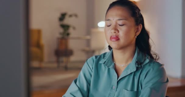 Huvudvärk Stress Och Kvinna Vid Datorn Natten Affärer Med Ångest — Stockvideo
