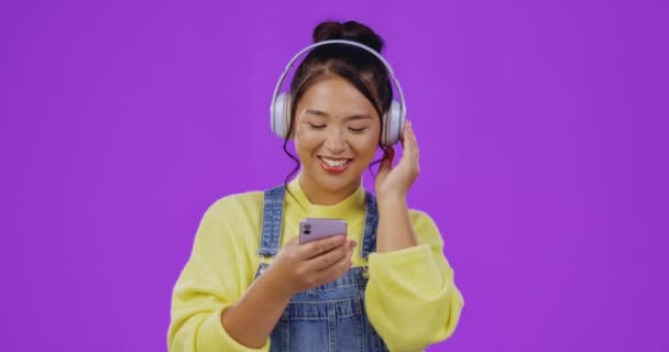 Музыка Телефон Танцующая Женщина Слушают Звук Мобильном Смартфоне Студийного Развлечения — стоковое видео