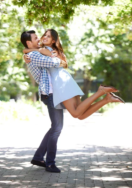 你是最好的 一对年轻夫妇在公园拥抱的全景镜头 — 图库照片