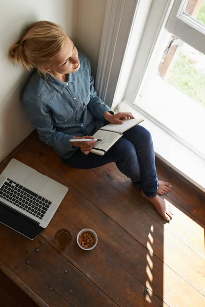 收集她的想法 一个年轻的女人坐在地板上对她的笔记本电脑做一些研究 — 图库照片