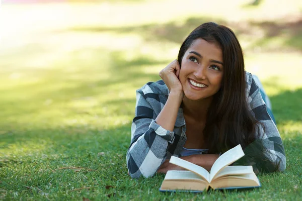 Отдых Хорошей Книгой Молодая Женщина Лежит Траве Читает Книгу — стоковое фото
