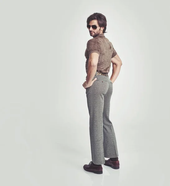 Pssst 一位穿着70年代复古服装的英俊男子在演播室里摆姿势 — 图库照片